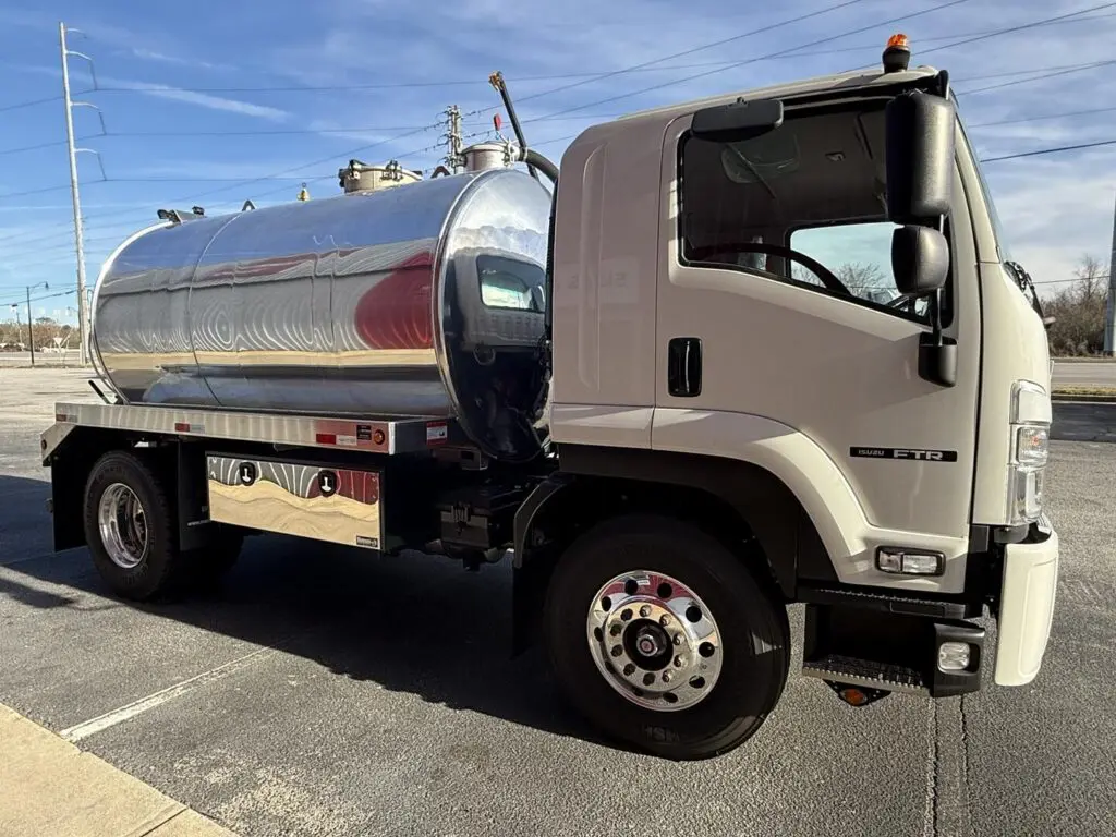 N2898 - 2025 Isuzu FTR with 2500 Septic Tank_01