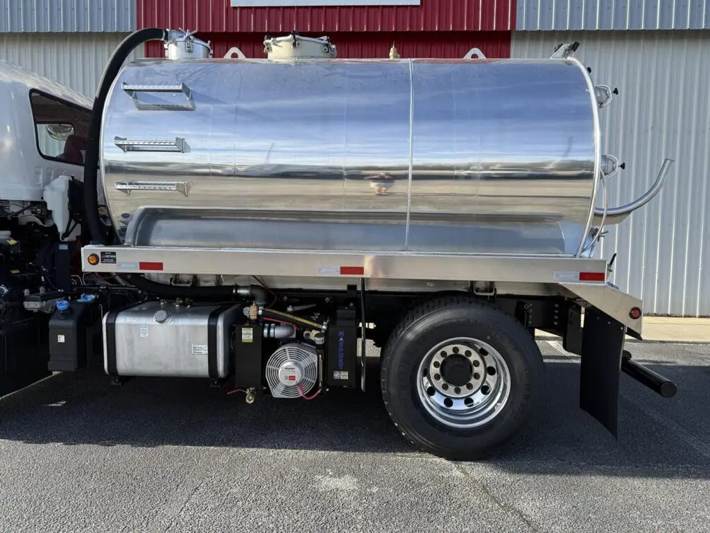 N2898 - 2025 Isuzu FTR with 2500 Septic Tank_01