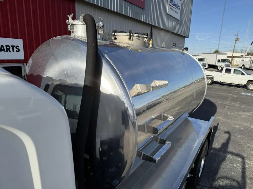 N2898 - 2025 Isuzu FTR with 2500 Septic Tank_01