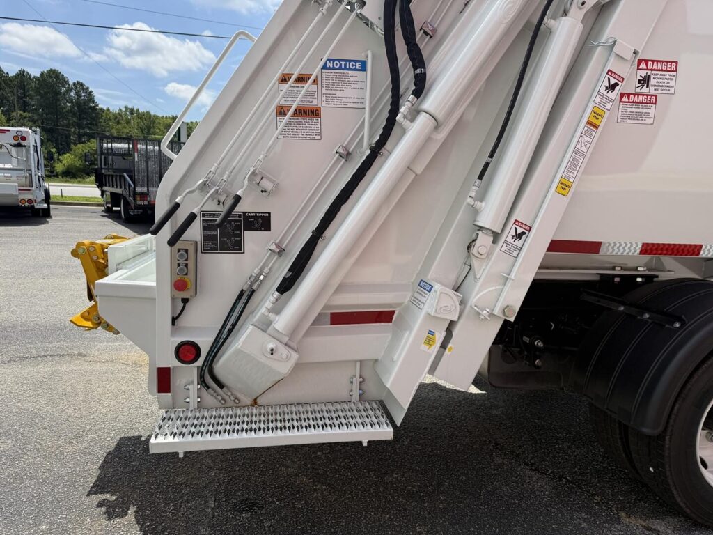 2025 Isuzu NRR with 8yd Diamondback