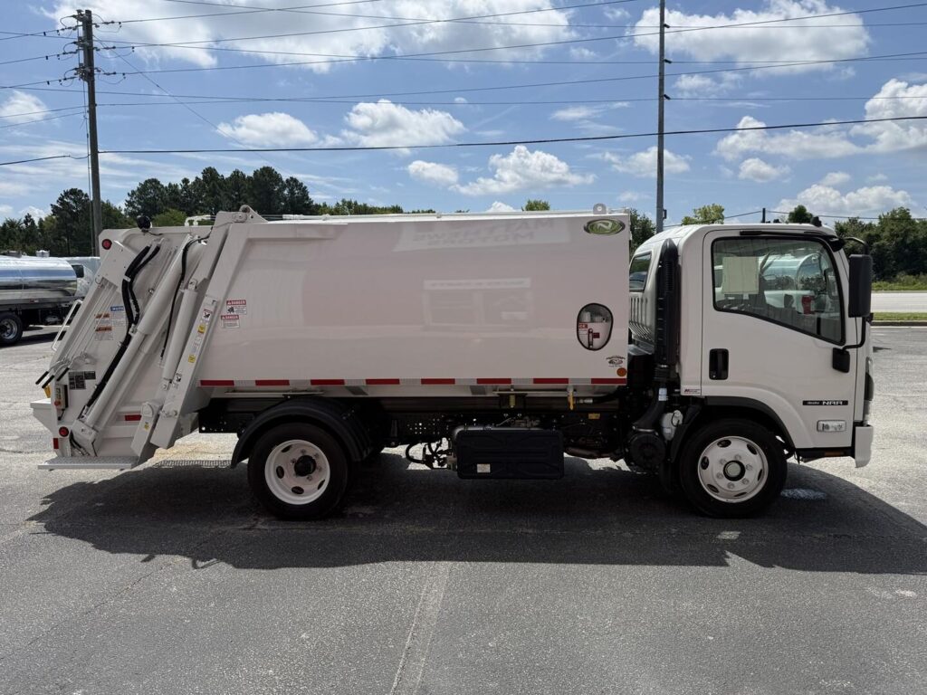 2025 Isuzu NRR with 8yd Diamondback