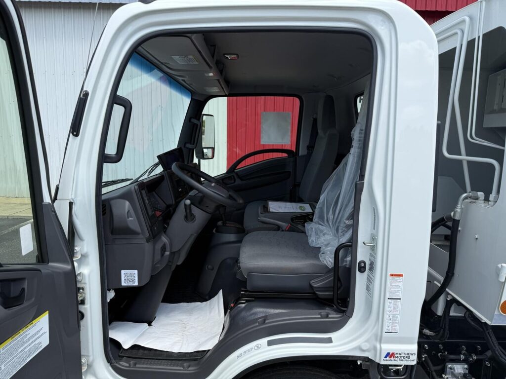 2025 Isuzu NRR with 8yd Diamondback