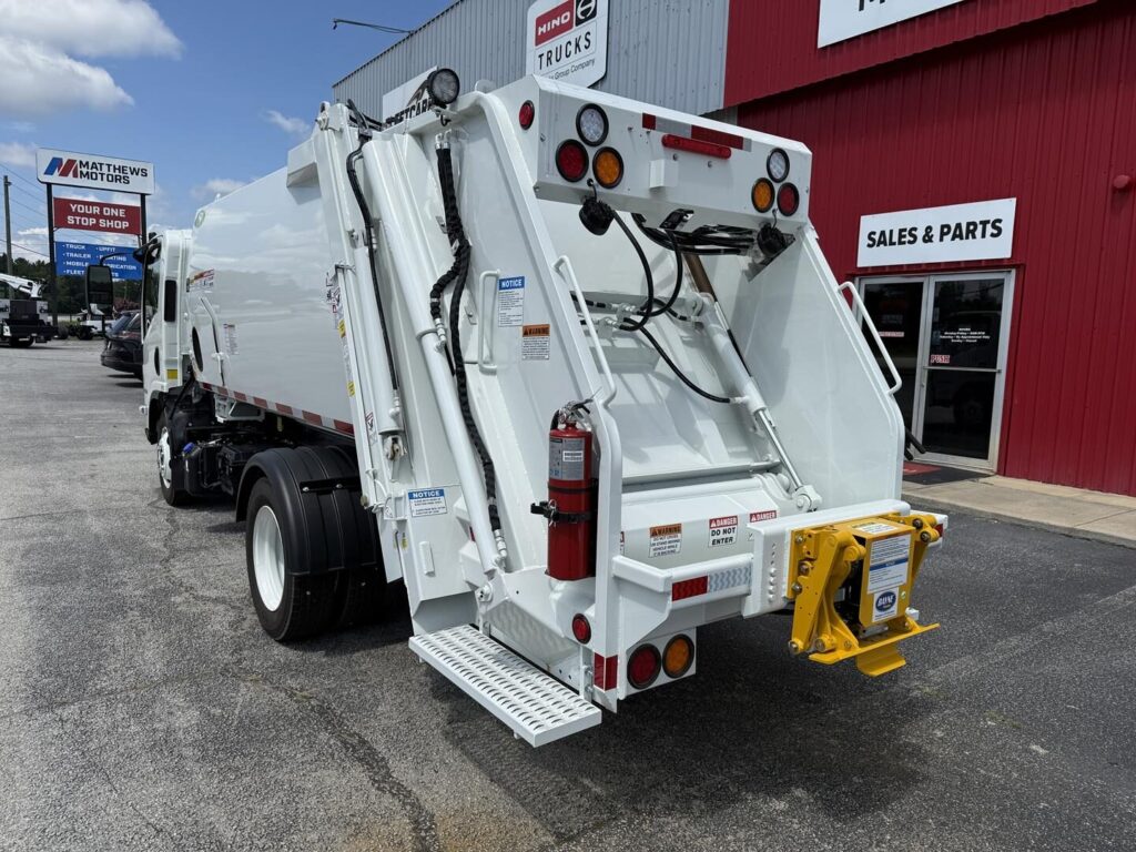 2025 Isuzu NRR with 8yd Diamondback