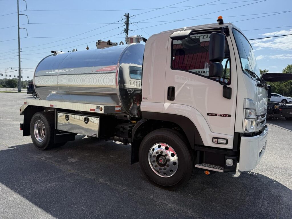 N3166 - 2026 IsuzuFTR with 2500 Septic Tank_01
