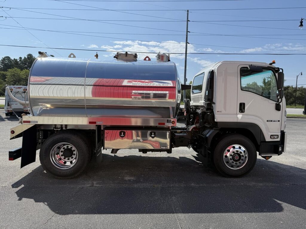 N3166 - 2026 IsuzuFTR with 2500 Septic Tank_01